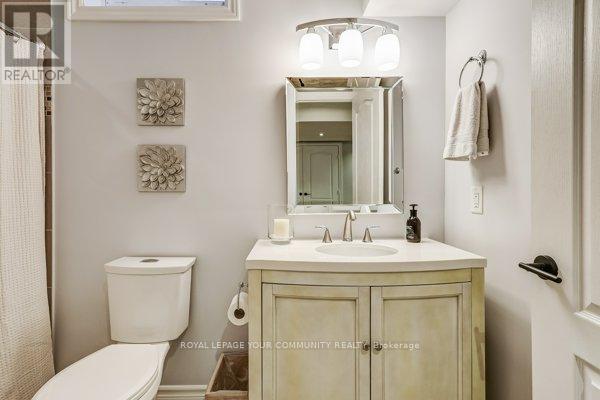 Photo 32 of 61 Deerwood Crescent, Richmond Hill ON