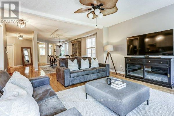Photo 9 of 61 Deerwood Crescent, Richmond Hill ON