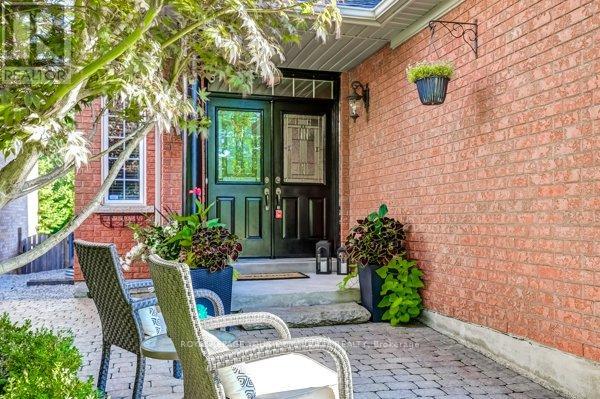 Photo 4 of 61 Deerwood Crescent, Richmond Hill ON
