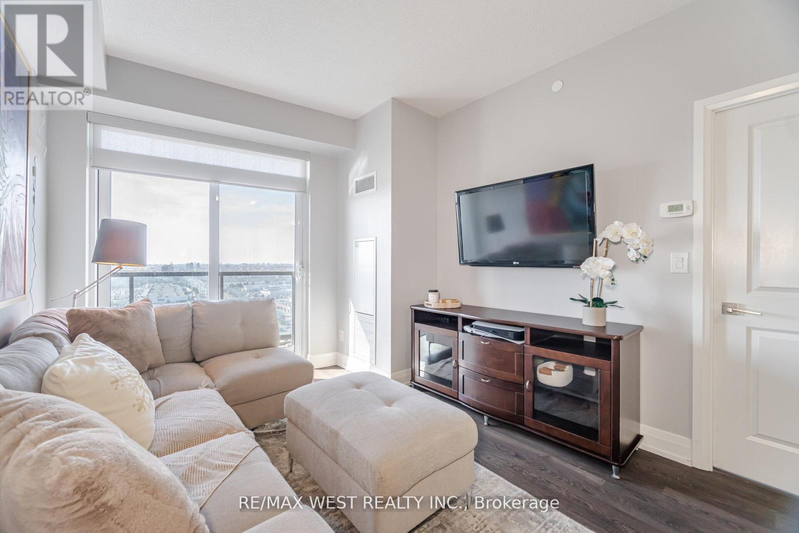 Photo 15 of 1704 3700 Highway 7, Vaughan ON