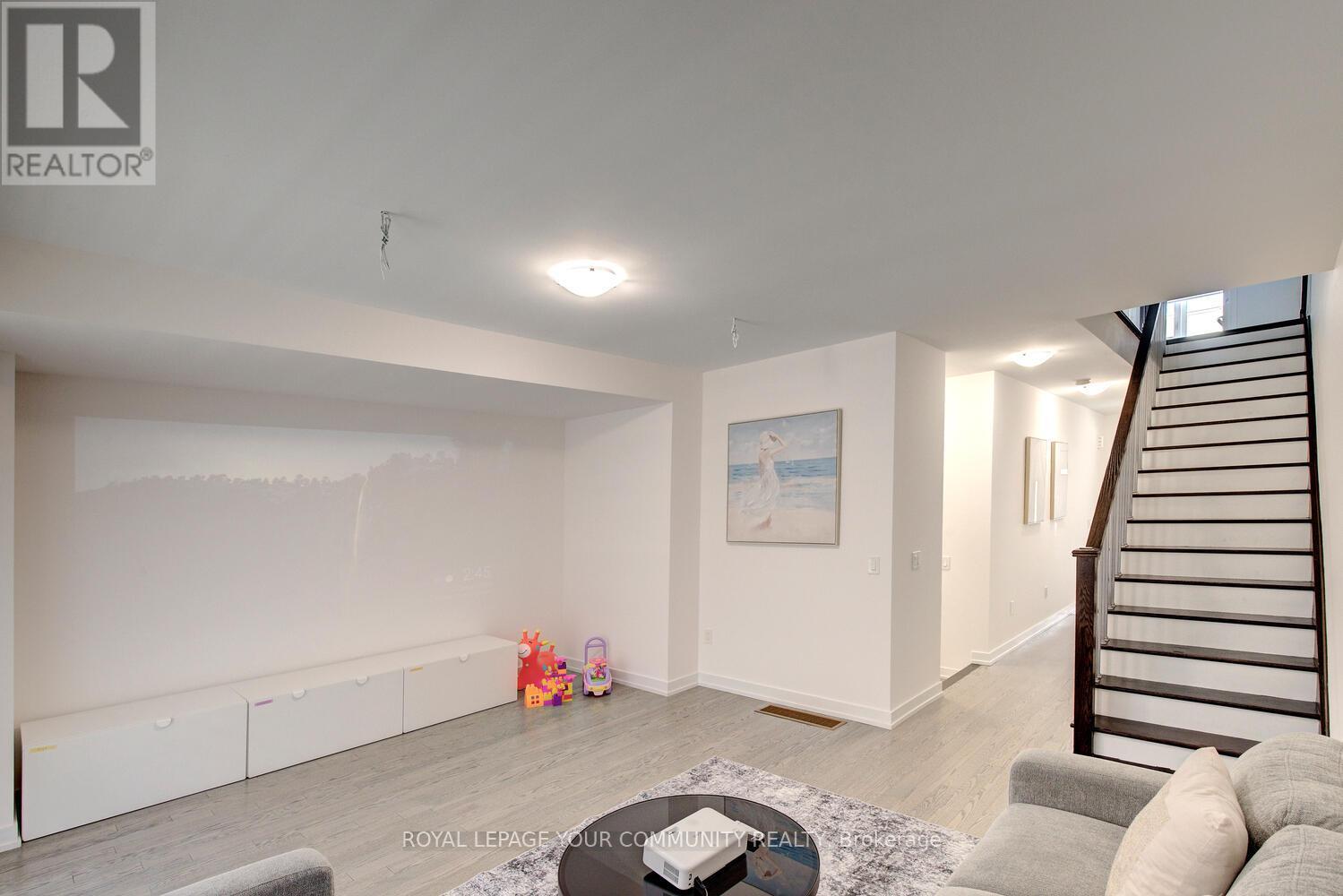 Photo 11 of 16 Glenngarry Crescent, Vaughan ON