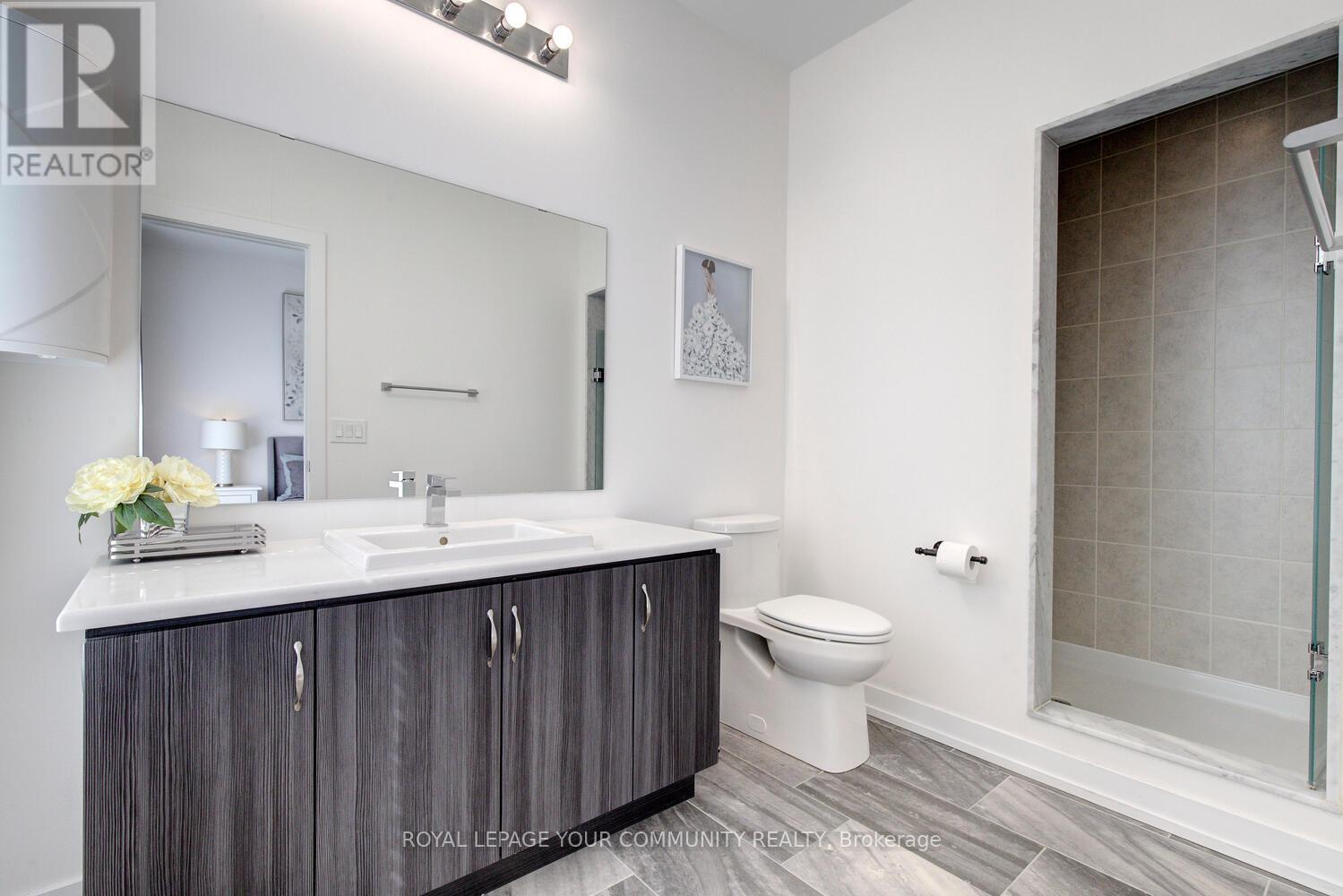 Photo 34 of 16 Glenngarry Crescent, Vaughan ON
