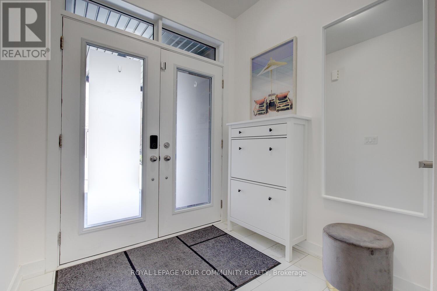 Photo 5 of 16 Glenngarry Crescent, Vaughan ON