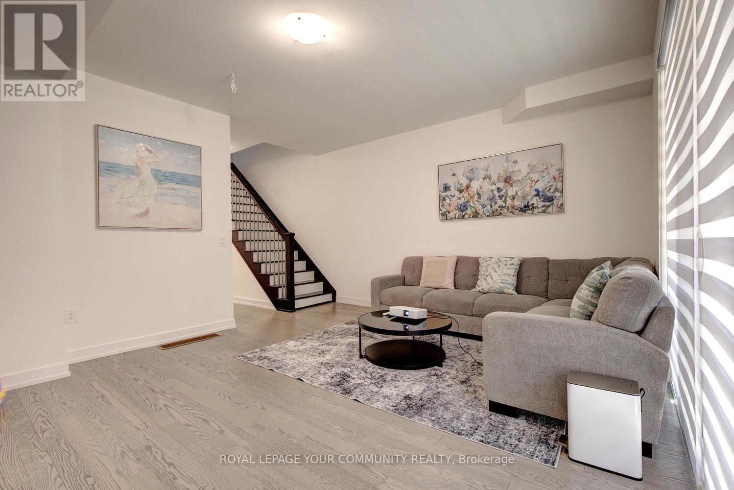 Photo 8 of 16 Glenngarry Crescent, Vaughan ON