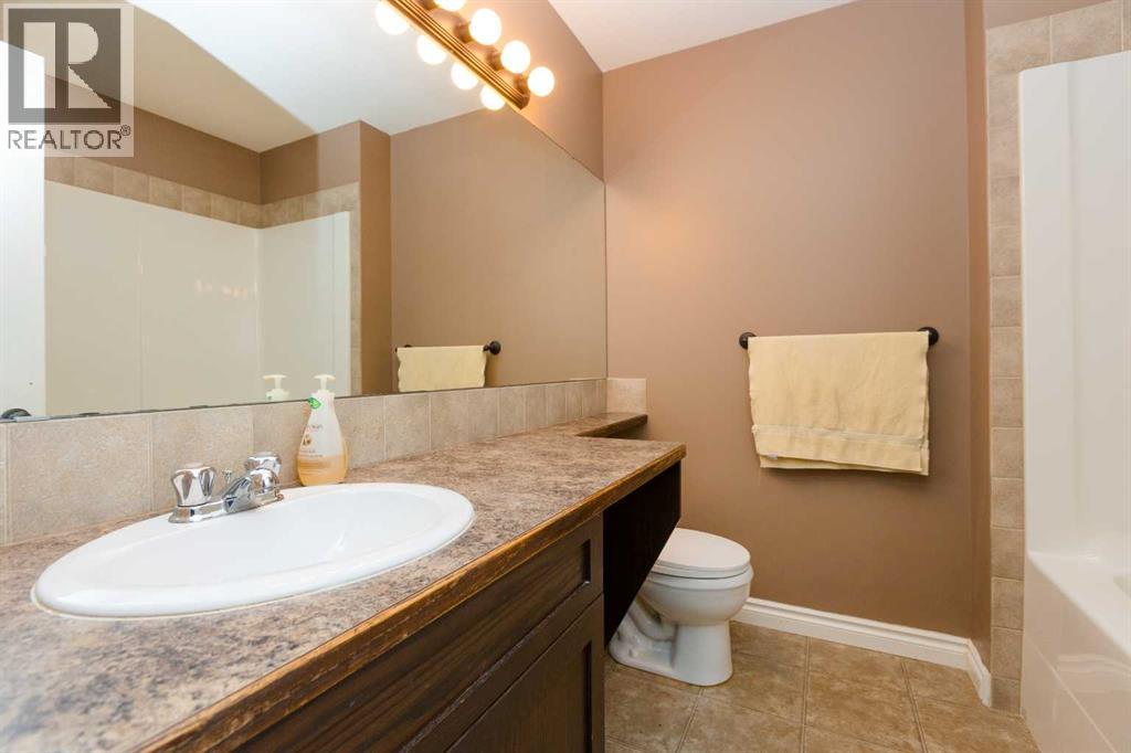 Photo 19 of 64 Irving Crescent, Red Deer AB