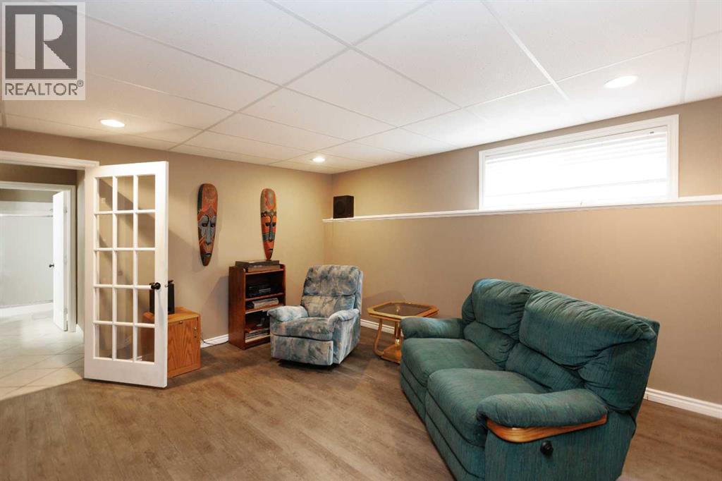 Photo 23 of 64 Irving Crescent, Red Deer AB