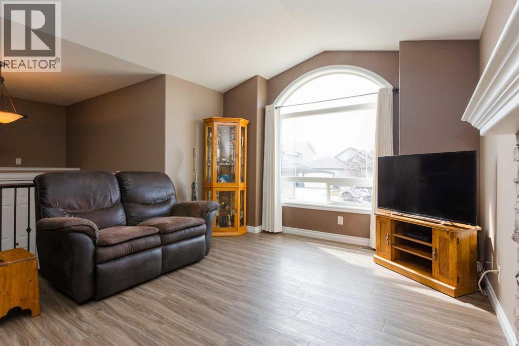 Photo 11 of 64 Irving Crescent, Red Deer AB