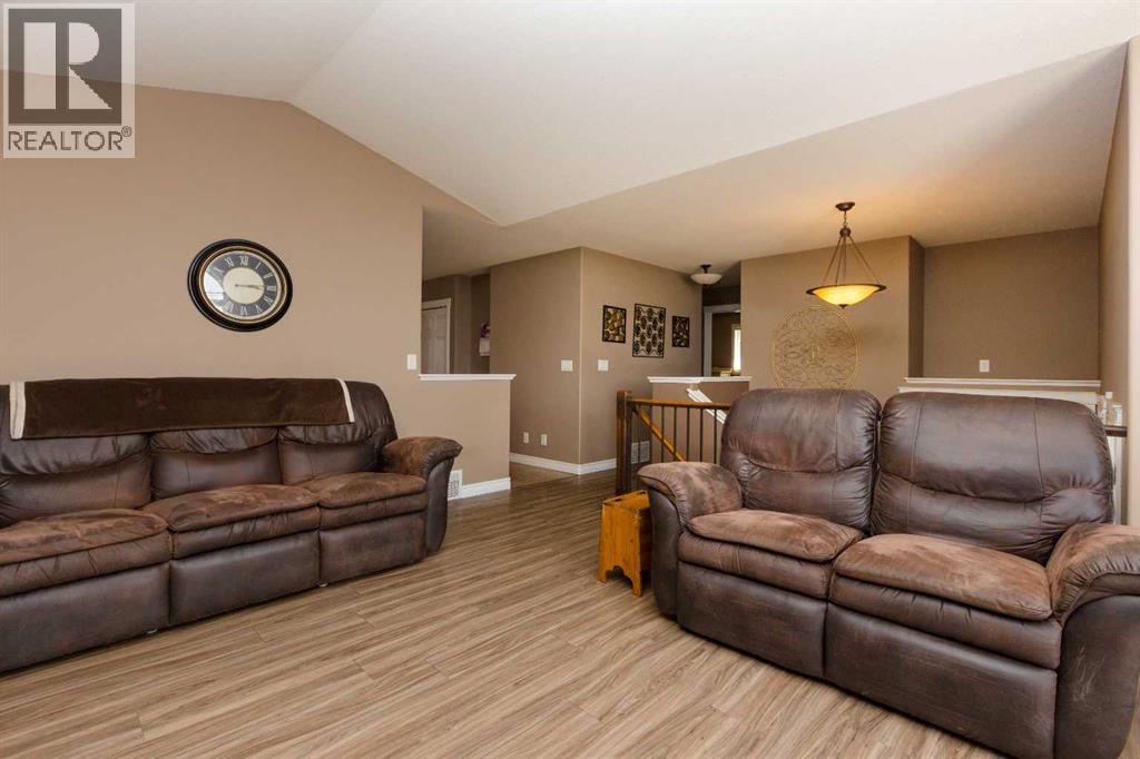 Photo 13 of 64 Irving Crescent, Red Deer AB