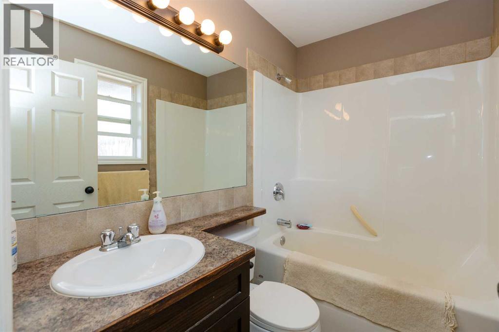 Photo 16 of 64 Irving Crescent, Red Deer AB