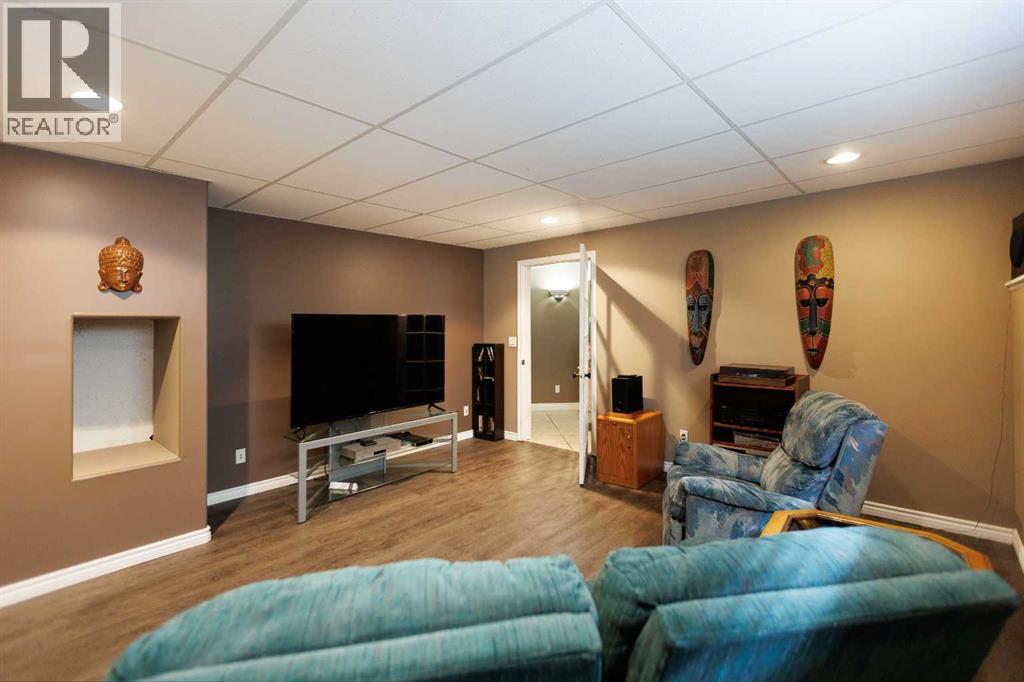 Photo 22 of 64 Irving Crescent, Red Deer AB