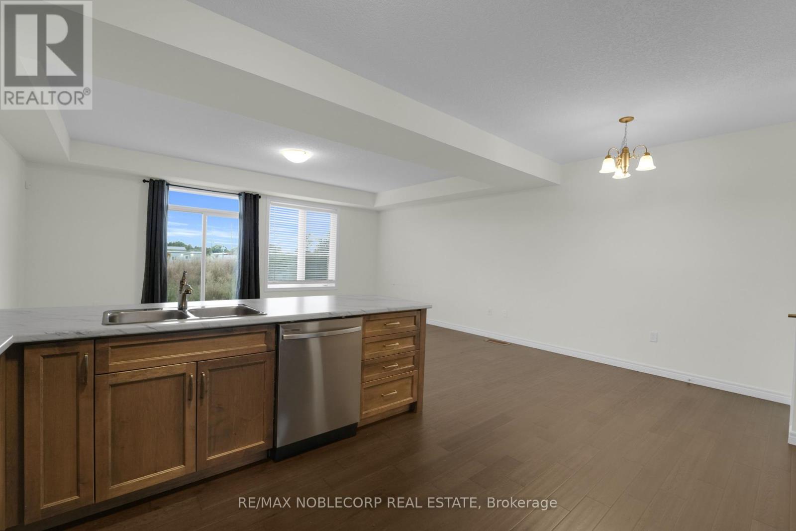 Photo 18 of 15 Lloyd Davies Way, Hamilton ON
