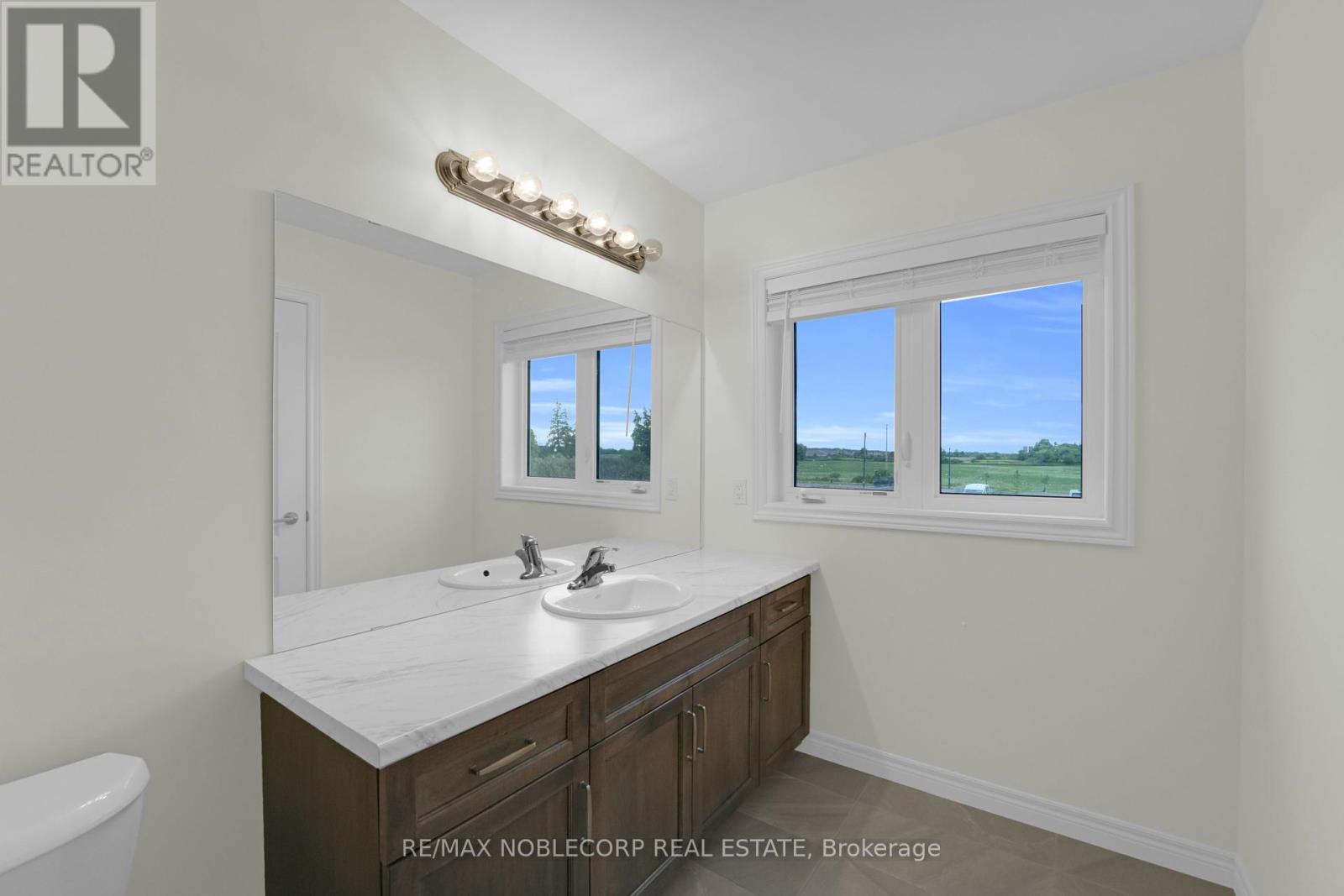 Photo 35 of 15 Lloyd Davies Way, Hamilton ON