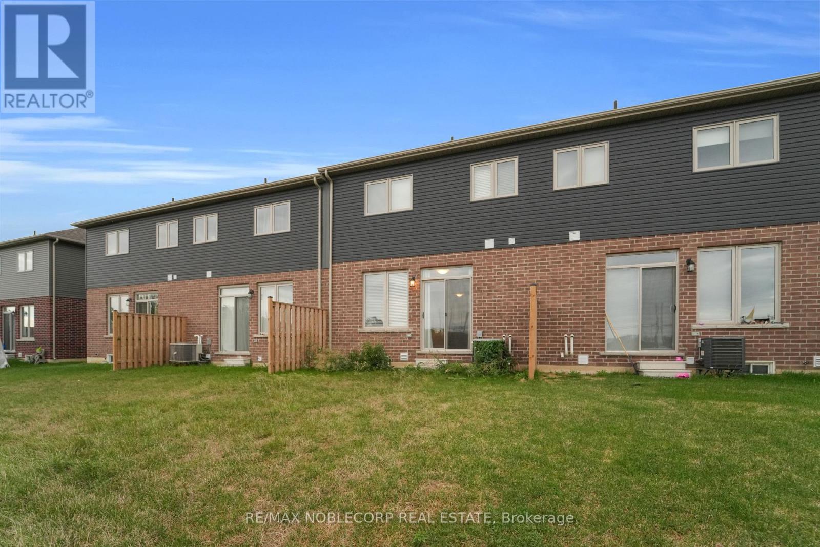 Photo 45 of 15 Lloyd Davies Way, Hamilton ON