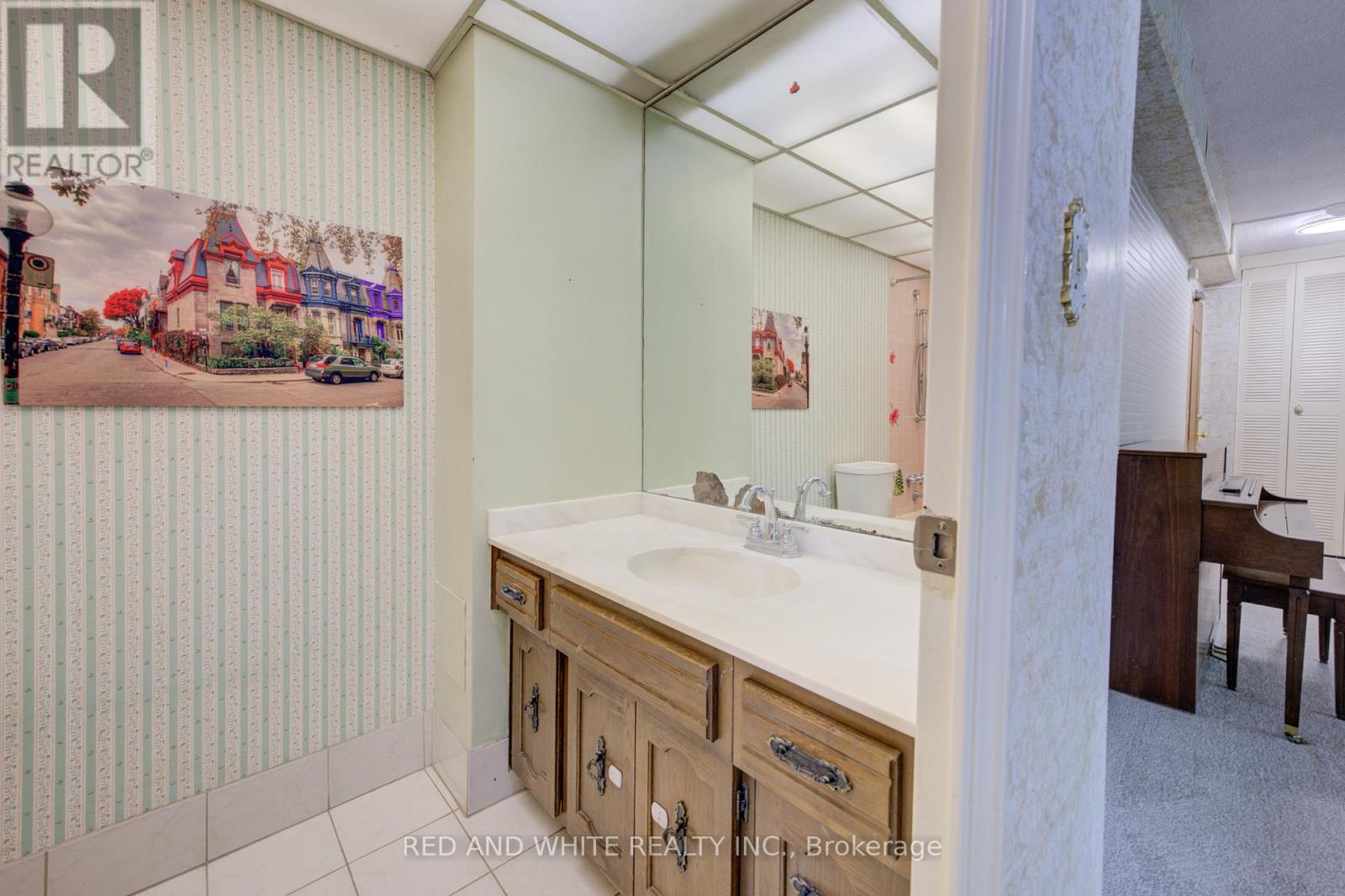 Photo 24 of 407 45 Westmount Road N, Waterloo ON