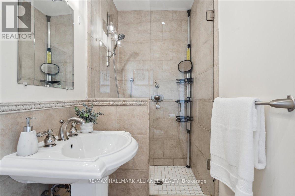 Photo 13 of 222 Alscot Crescent, Oakville ON