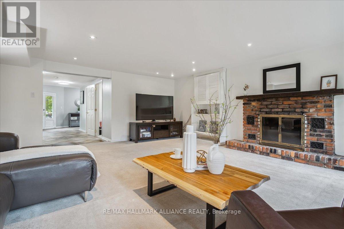 Photo 21 of 222 Alscot Crescent, Oakville ON