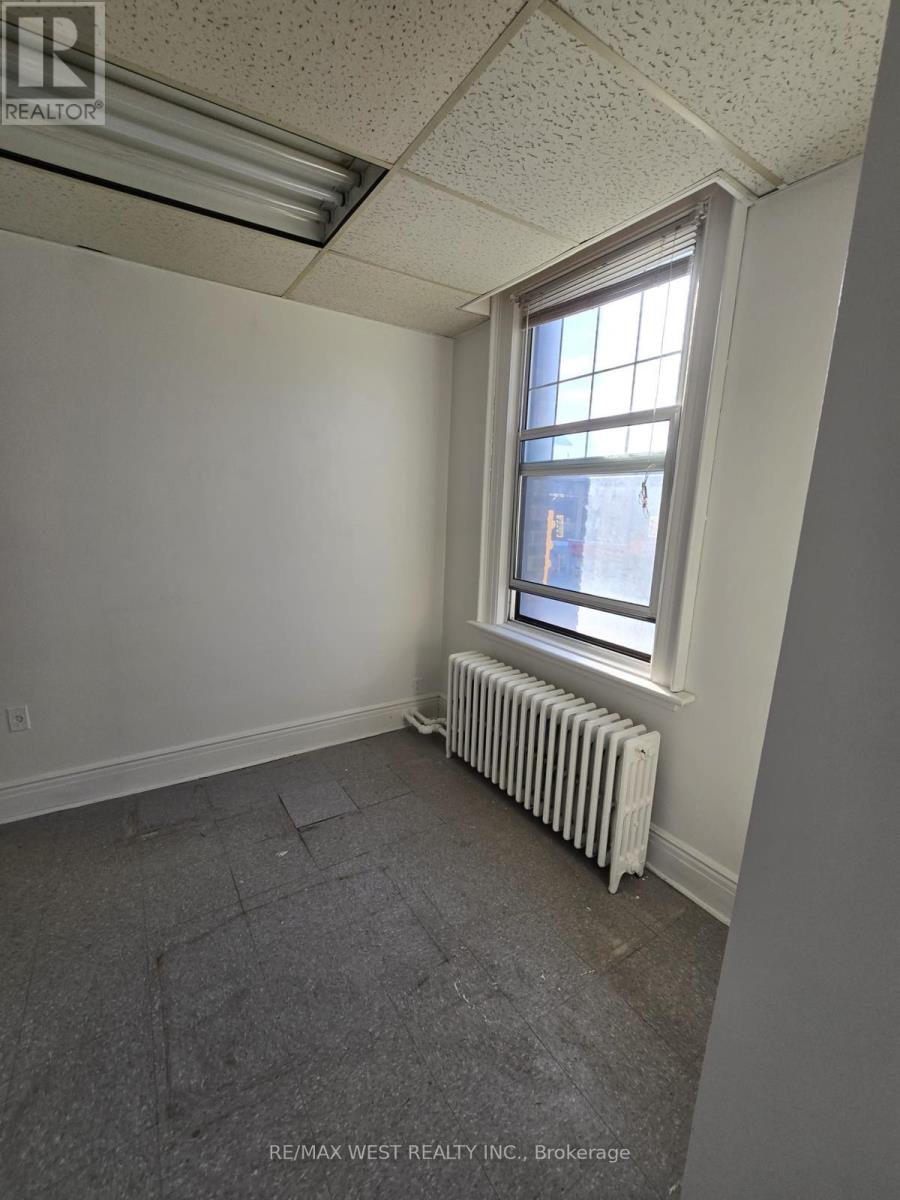 Photo 12 of 2nd Flr 949 St Clair Avenue W, Toronto ON