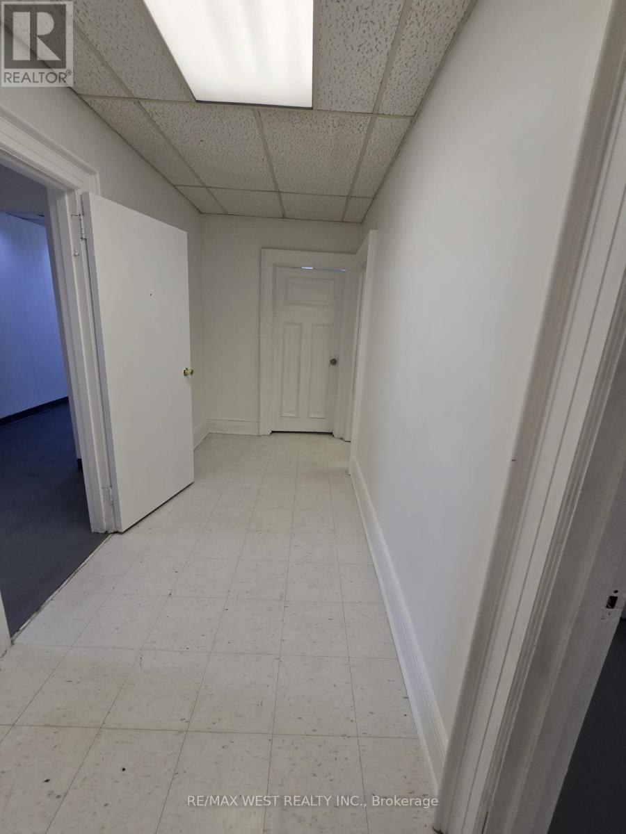 Photo 14 of 2nd Flr 949 St Clair Avenue W, Toronto ON