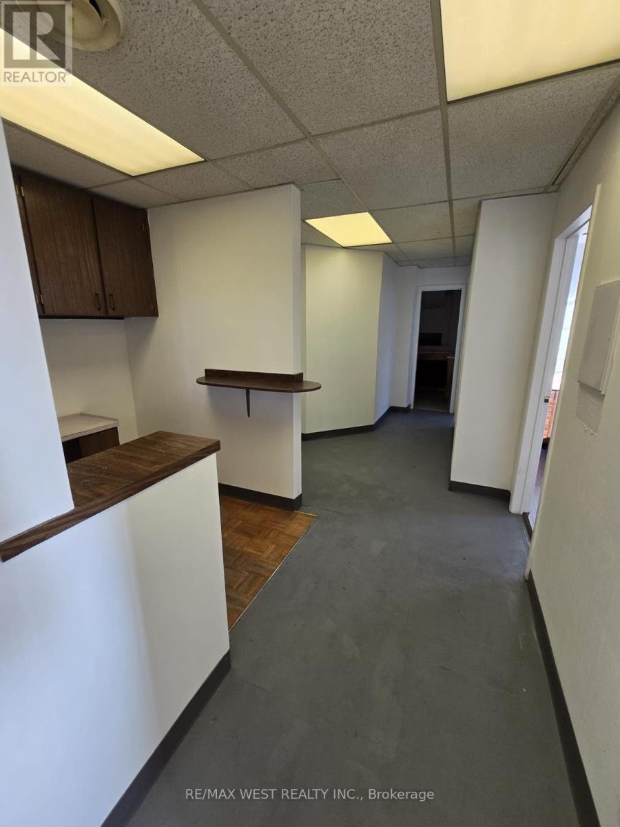 Photo 20 of 2nd Flr 949 St Clair Avenue W, Toronto ON