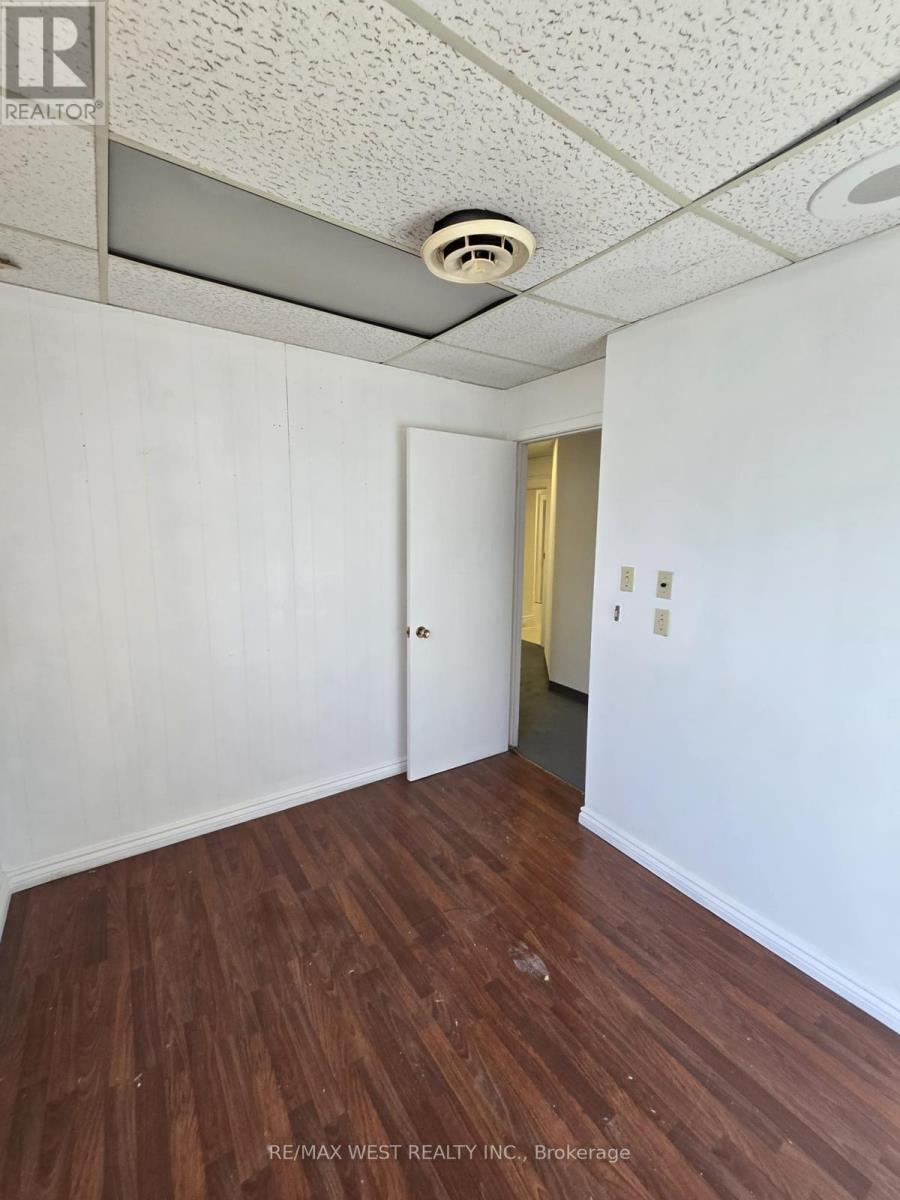 Photo 27 of 2nd Flr 949 St Clair Avenue W, Toronto ON