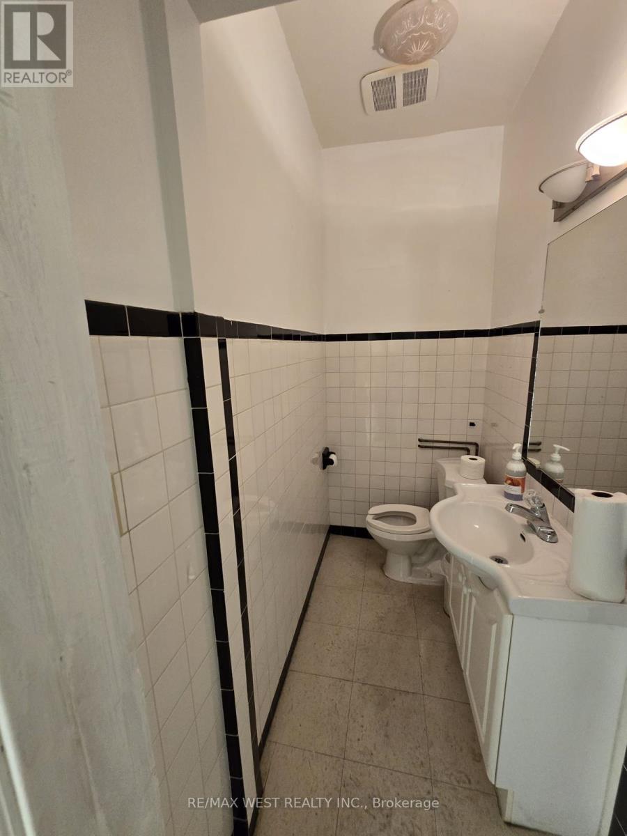 Photo 28 of 2nd Flr 949 St Clair Avenue W, Toronto ON