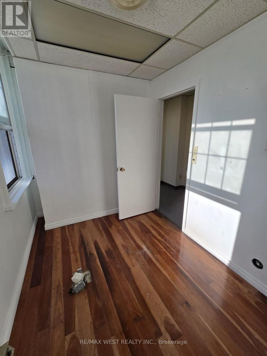 Photo 10 of 2 A 949 St Clair Avenue W, Toronto ON