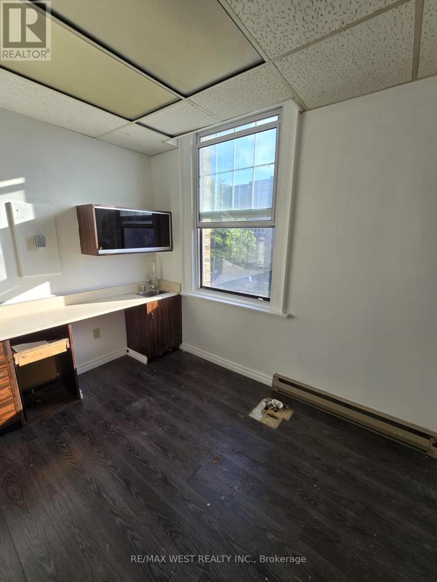 Photo 12 of 2 A 949 St Clair Avenue W, Toronto ON