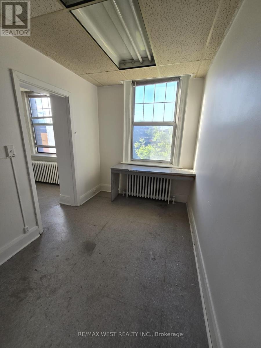 Photo 5 of 2 A 949 St Clair Avenue W, Toronto ON
