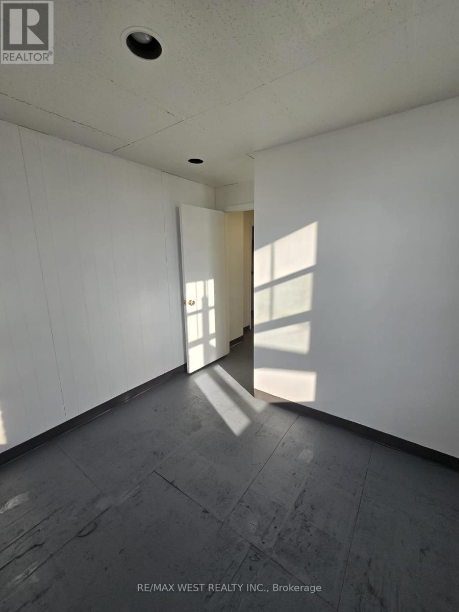 Photo 8 of 2 A 949 St Clair Avenue W, Toronto ON