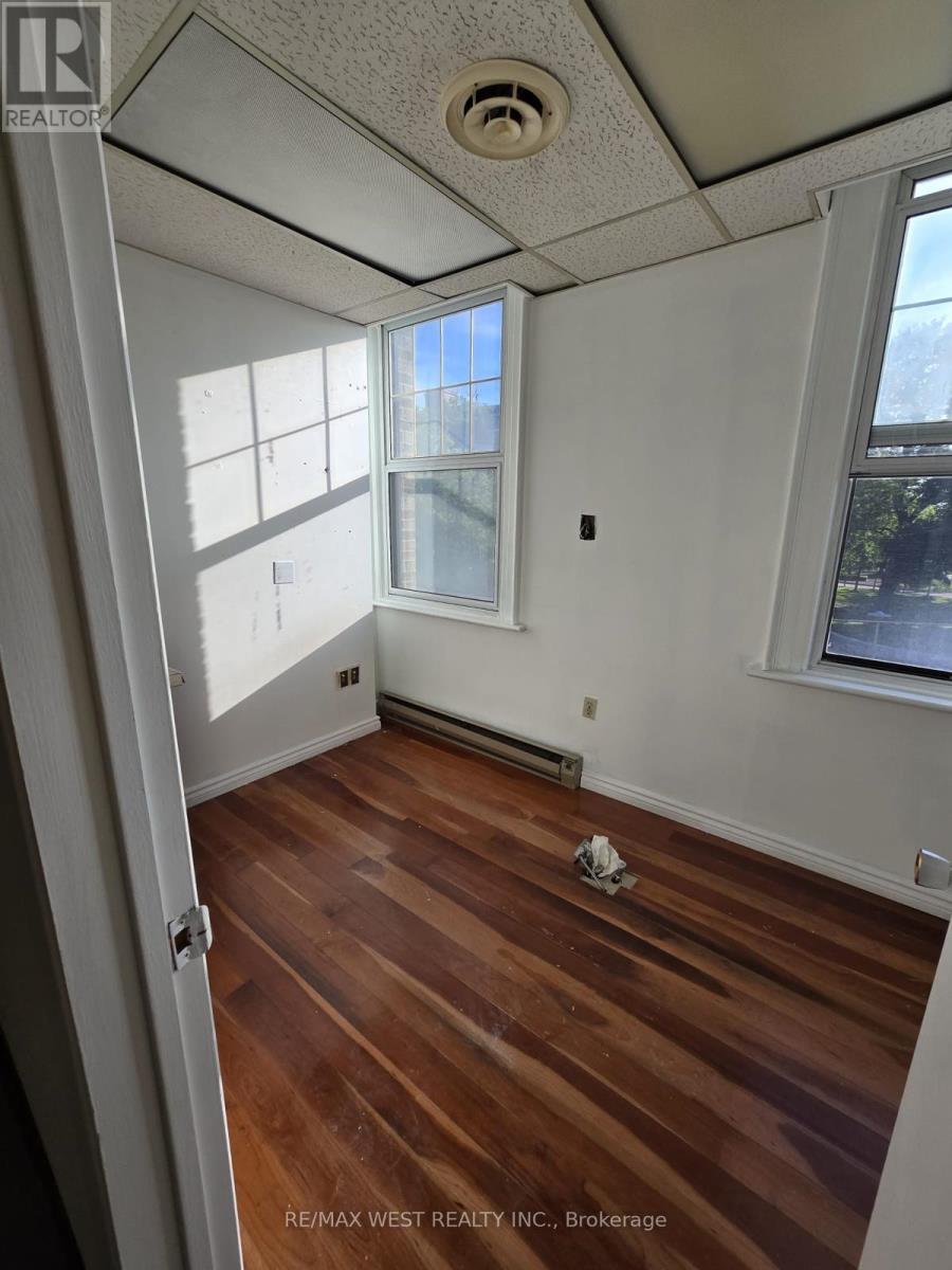 Photo 9 of 2 A 949 St Clair Avenue W, Toronto ON