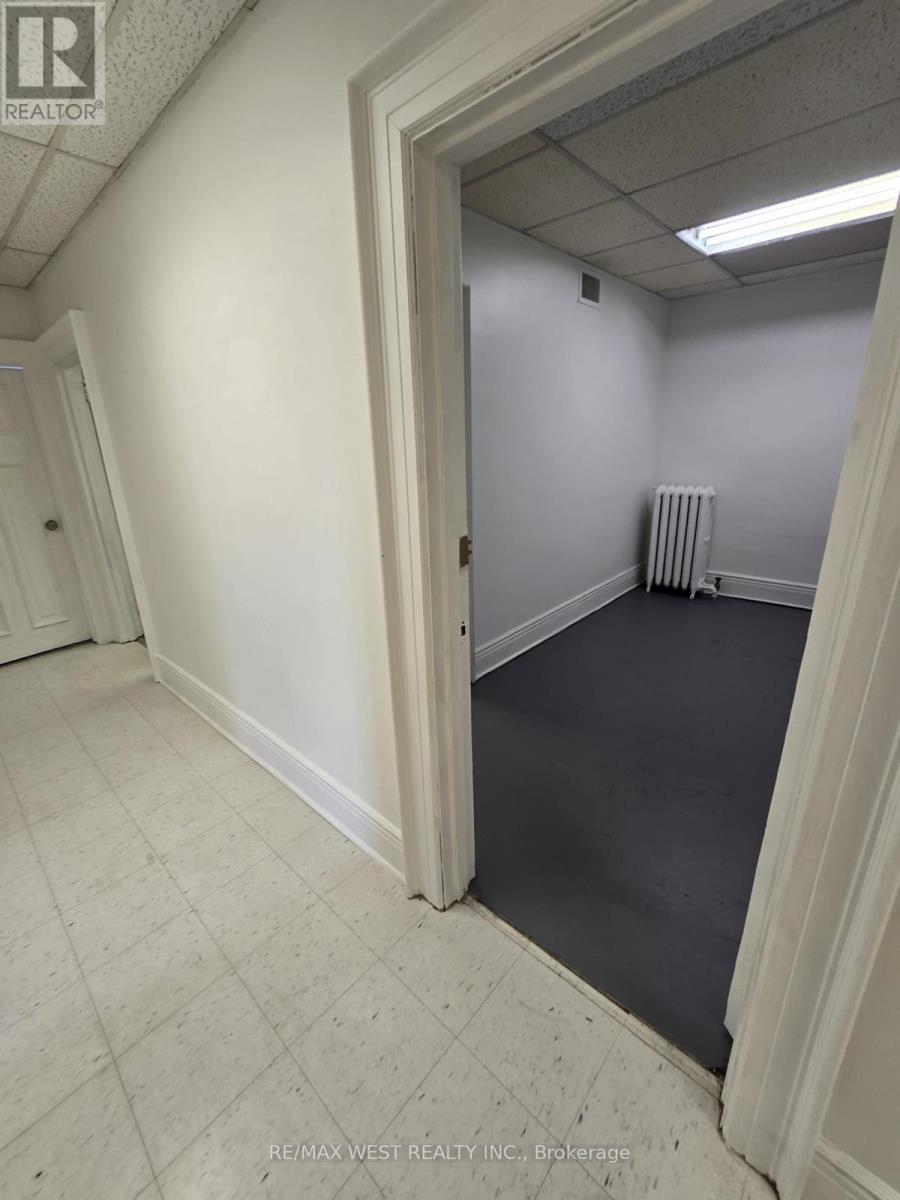 Photo 3 of 2 B 949 St Clair Avenue W, Toronto ON
