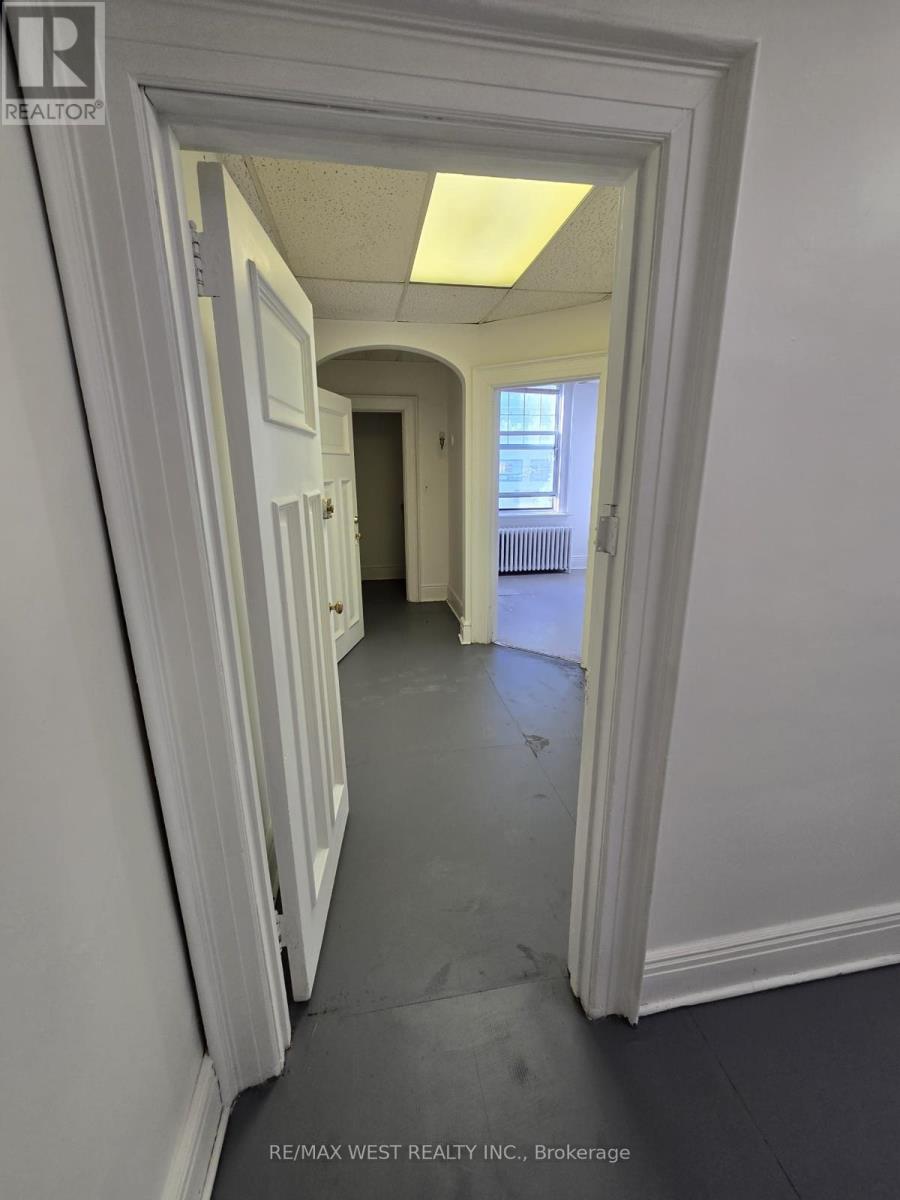 Photo 4 of 2 B 949 St Clair Avenue W, Toronto ON