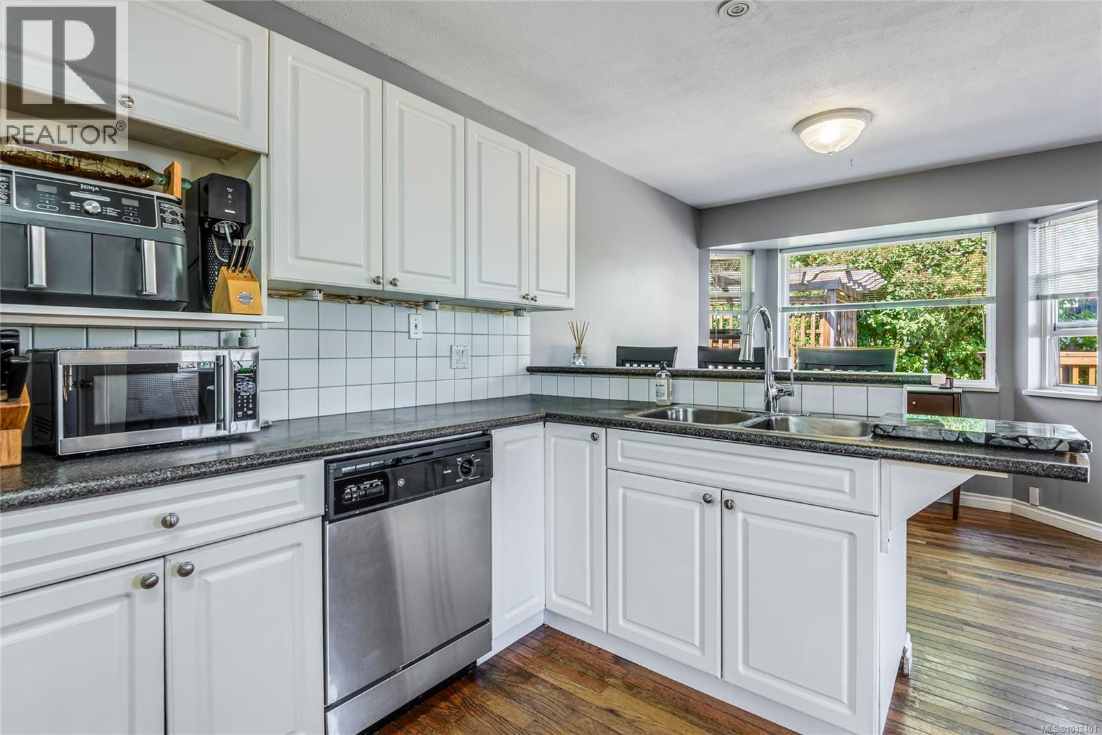 Photo 11 of 2702 Eden St, Campbell River BC