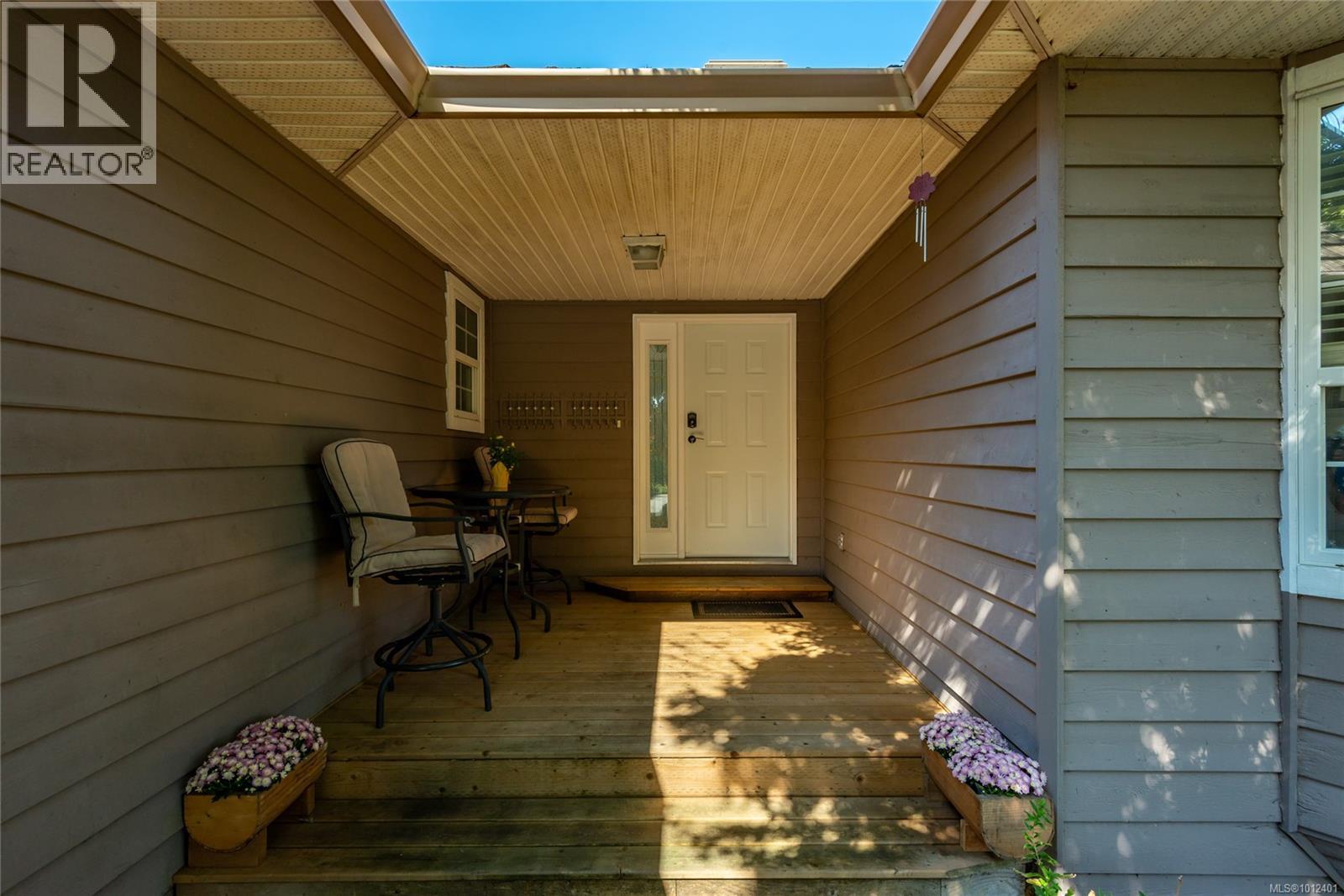 Photo 2 of 2702 Eden St, Campbell River BC