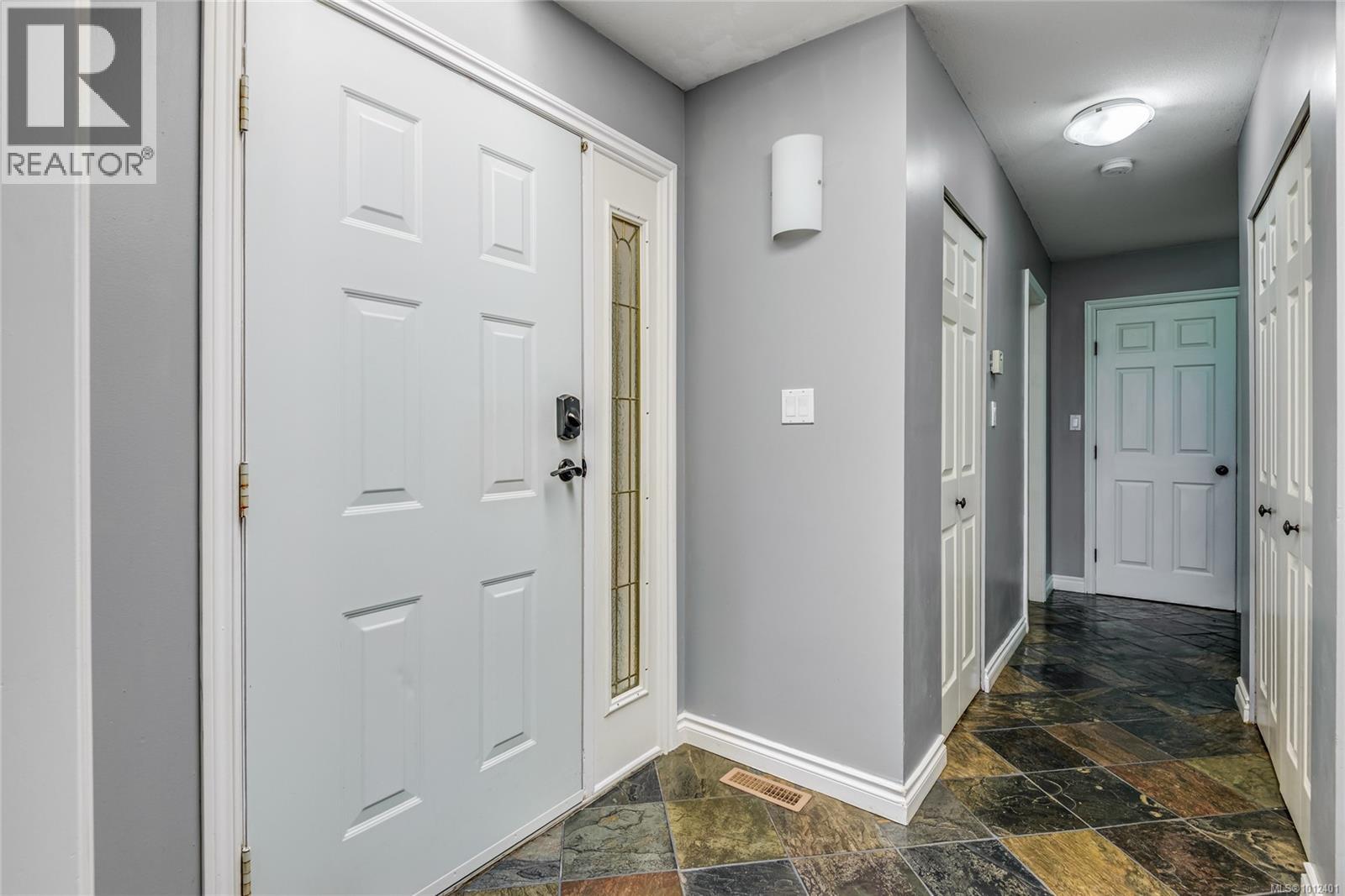Photo 3 of 2702 Eden St, Campbell River BC