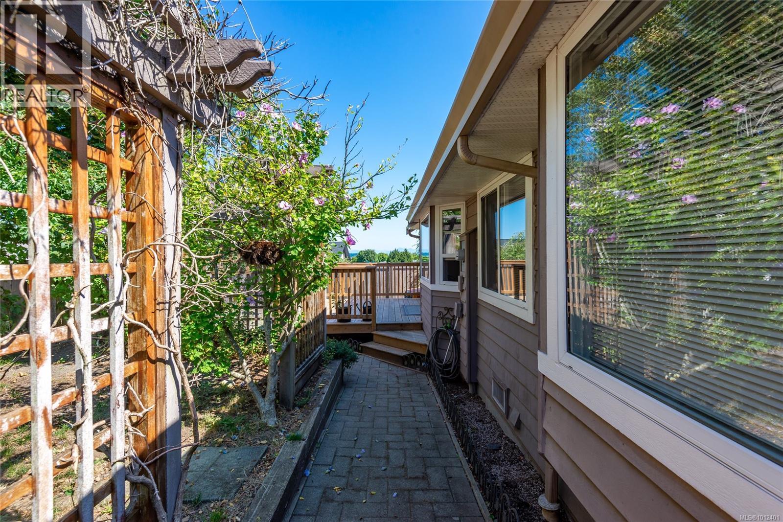 Photo 32 of 2702 Eden St, Campbell River BC
