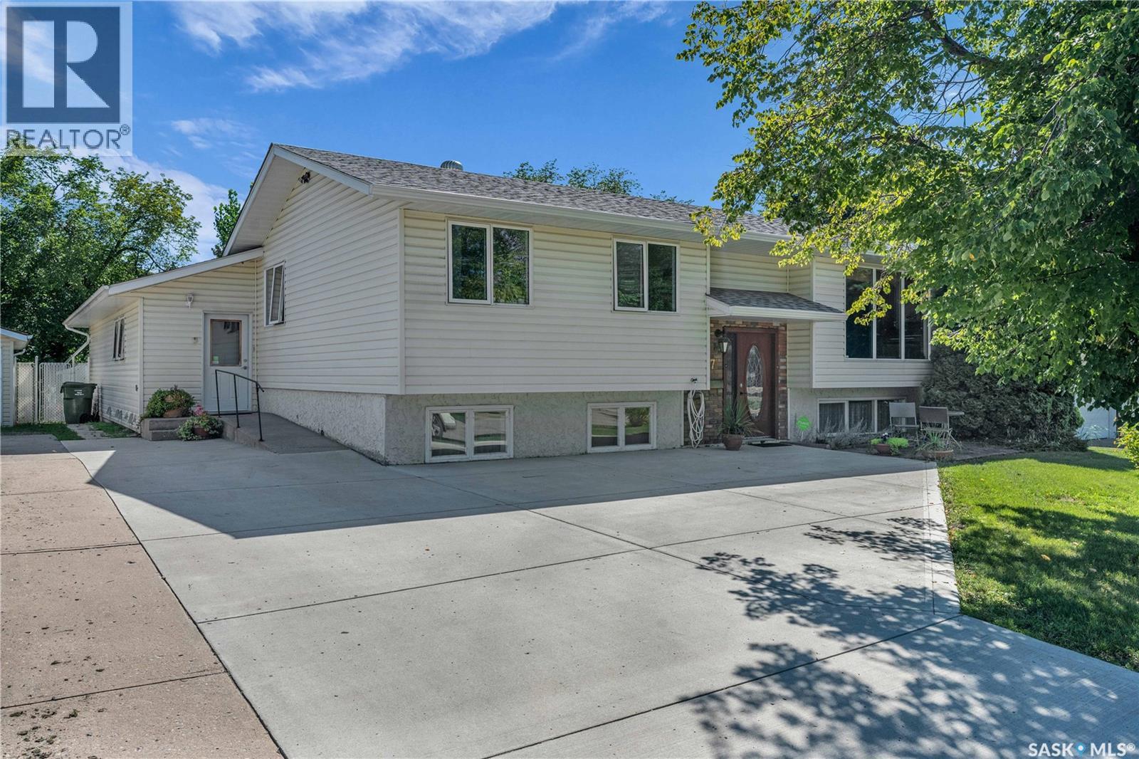 1007 Woodman CRESCENT - Photo 5 of 48, Prince Albert, Saskatchewan