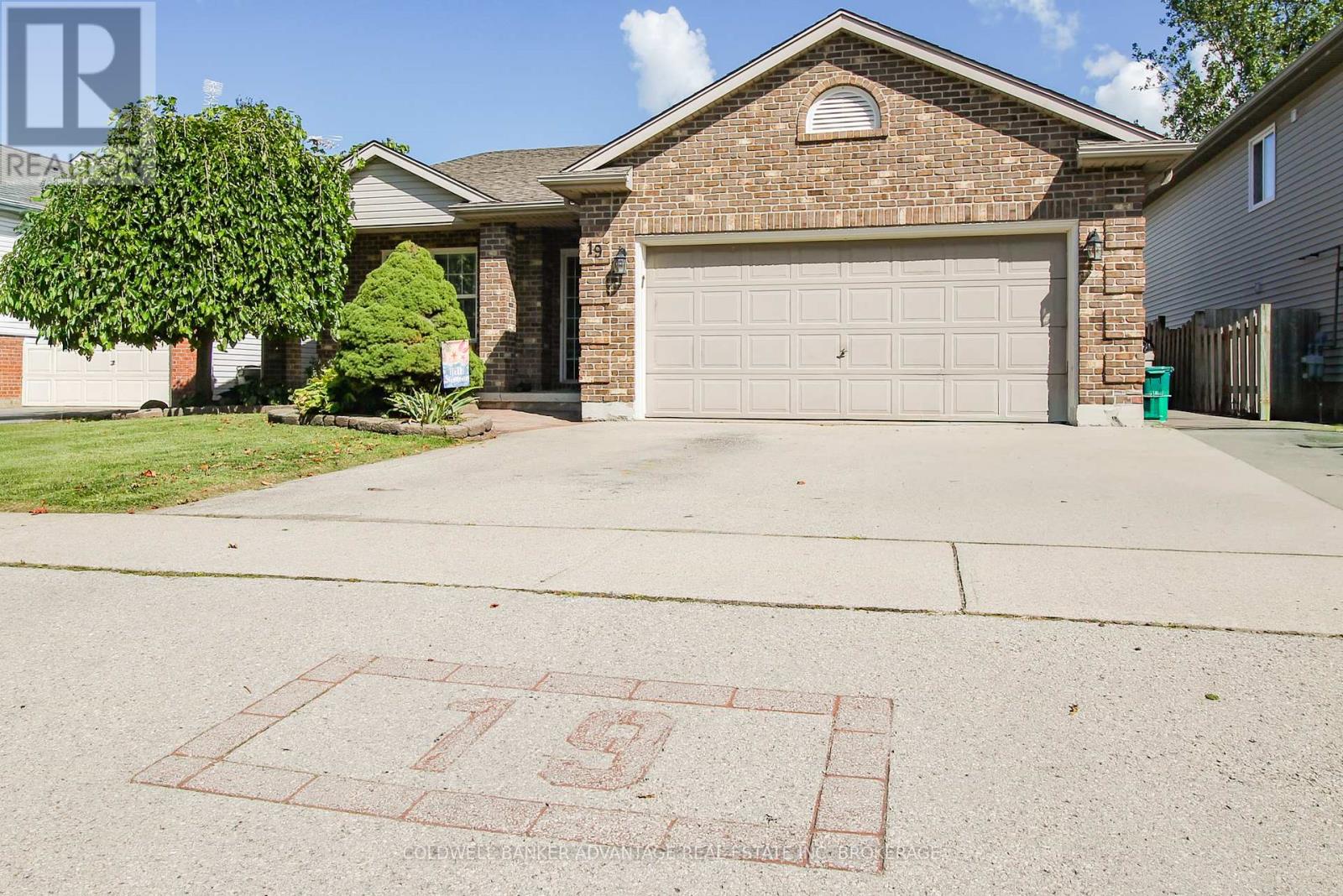 Photo 2 of 19 Windle Village Crescent, Thorold ON