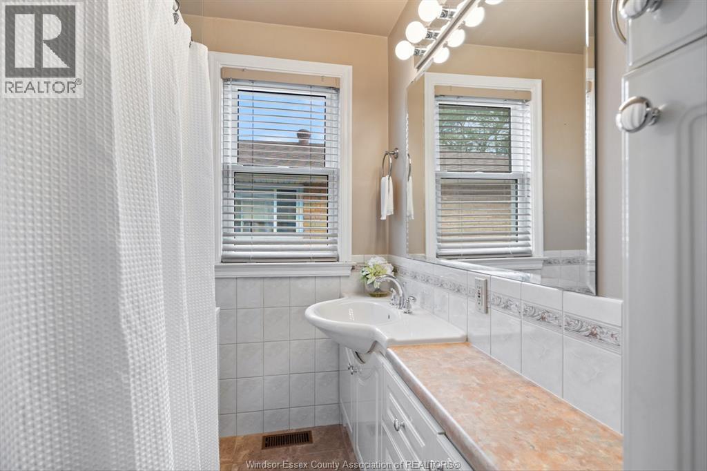 Photo 15 of 2662 Turner, Windsor ON