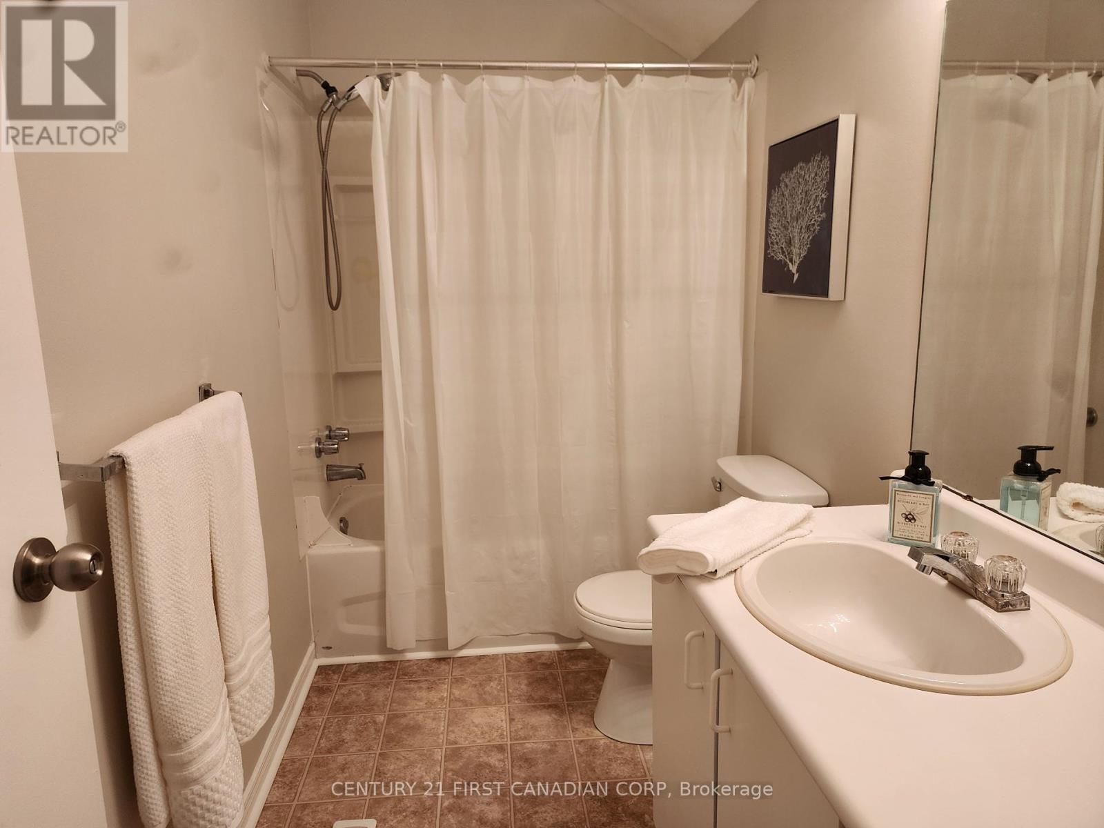 Photo 18 of 56 120 Centre Street, London South ON