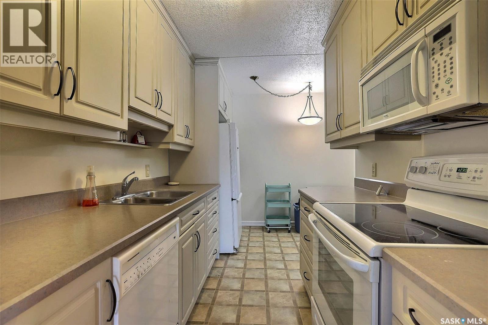 Photo 13 of 204 3520 Hillsdale Street, Regina SK