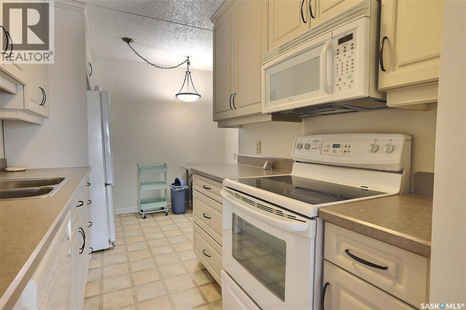 Photo 14 of 204 3520 Hillsdale Street, Regina SK