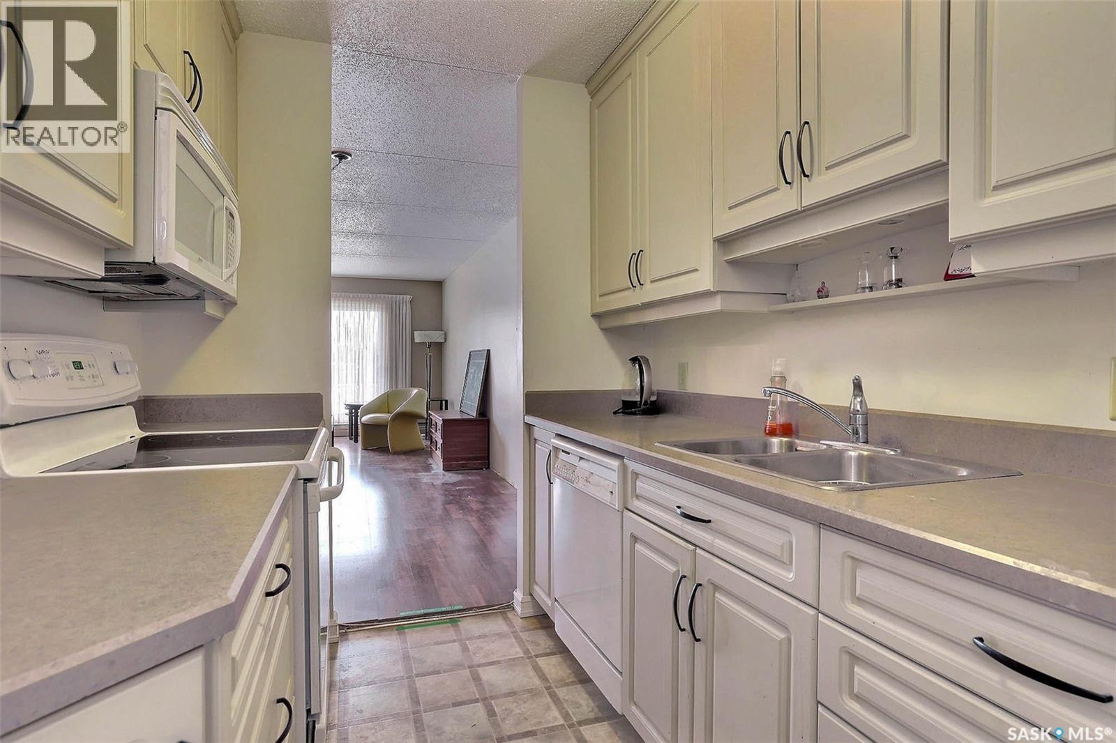 Photo 15 of 204 3520 Hillsdale Street, Regina SK