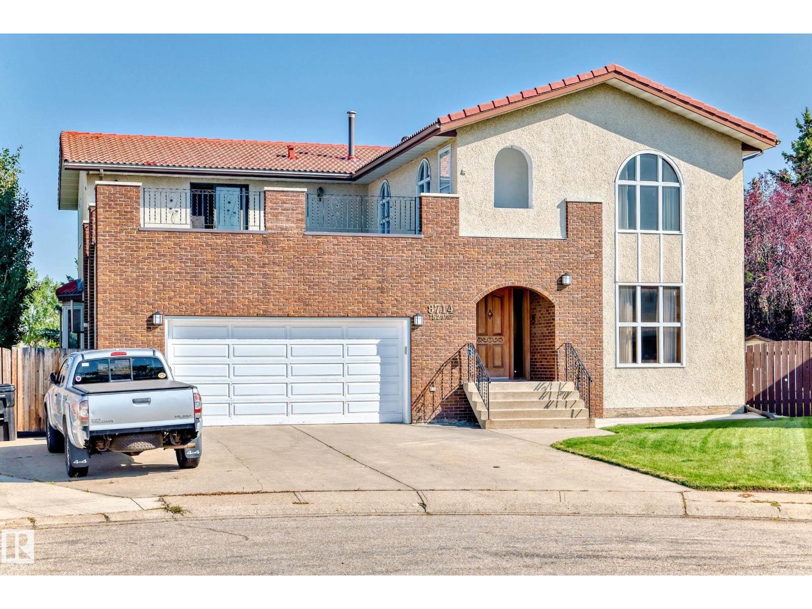Photo 2 of 8714 152 B Av Nw, Edmonton AB