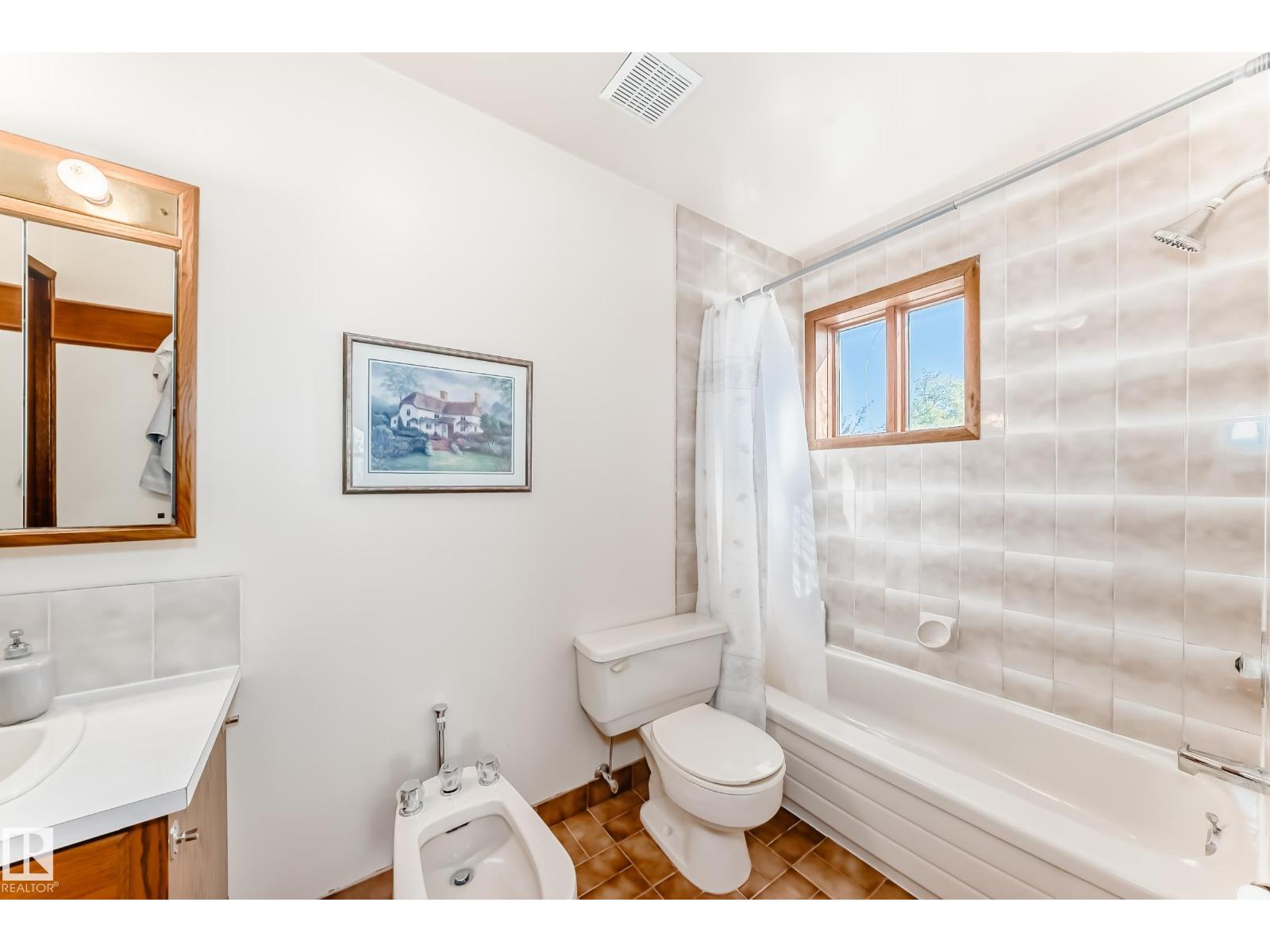 Photo 38 of 8714 152 B Av Nw, Edmonton AB