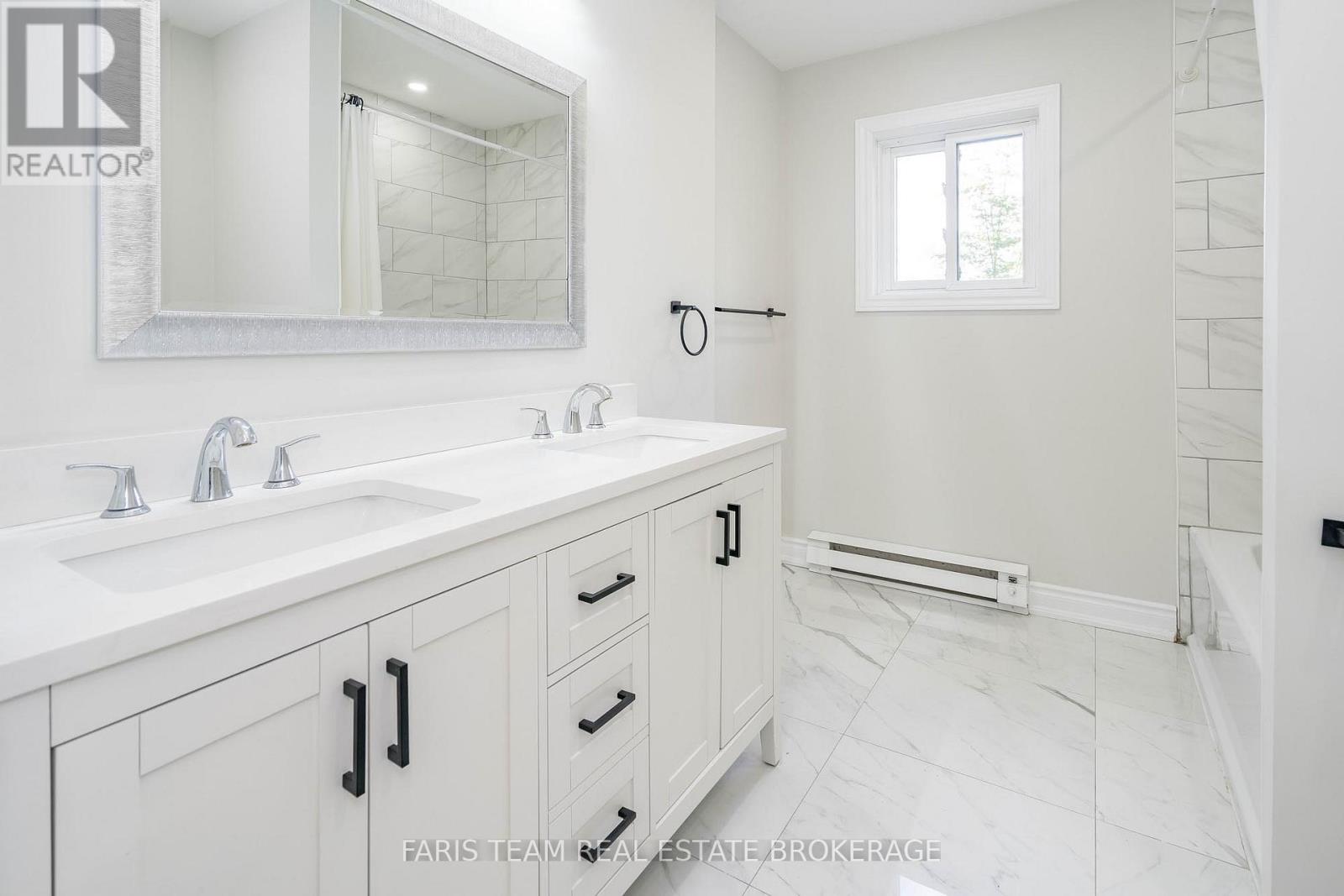 Photo 16 of 5127 Severn Pines Crescent, Severn ON