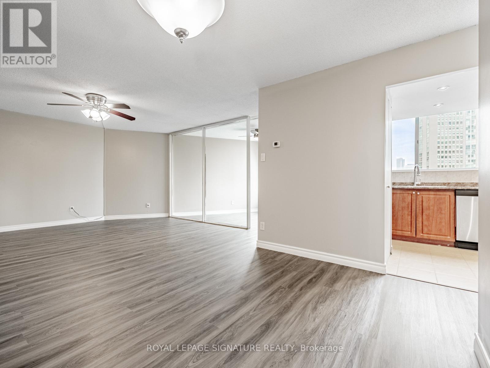 Photo 11 of 1009 3695 Kaneff Crescent, Mississauga ON