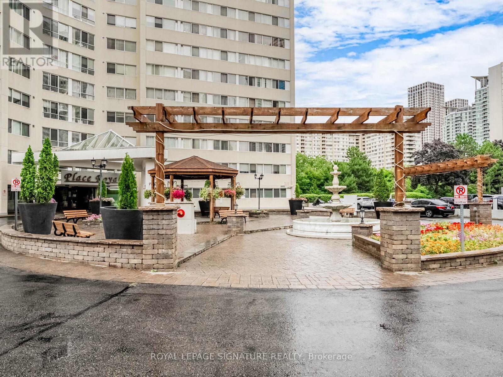 Photo 2 of 1009 3695 Kaneff Crescent, Mississauga ON