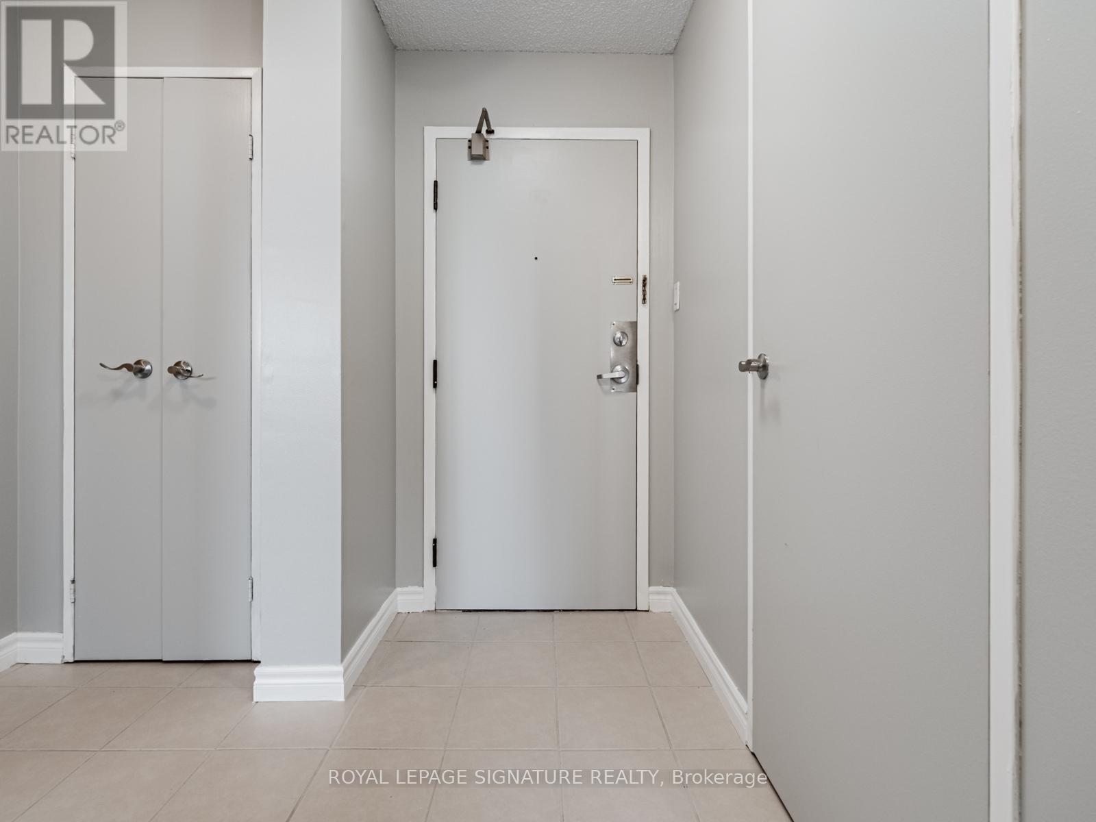 Photo 4 of 1009 3695 Kaneff Crescent, Mississauga ON
