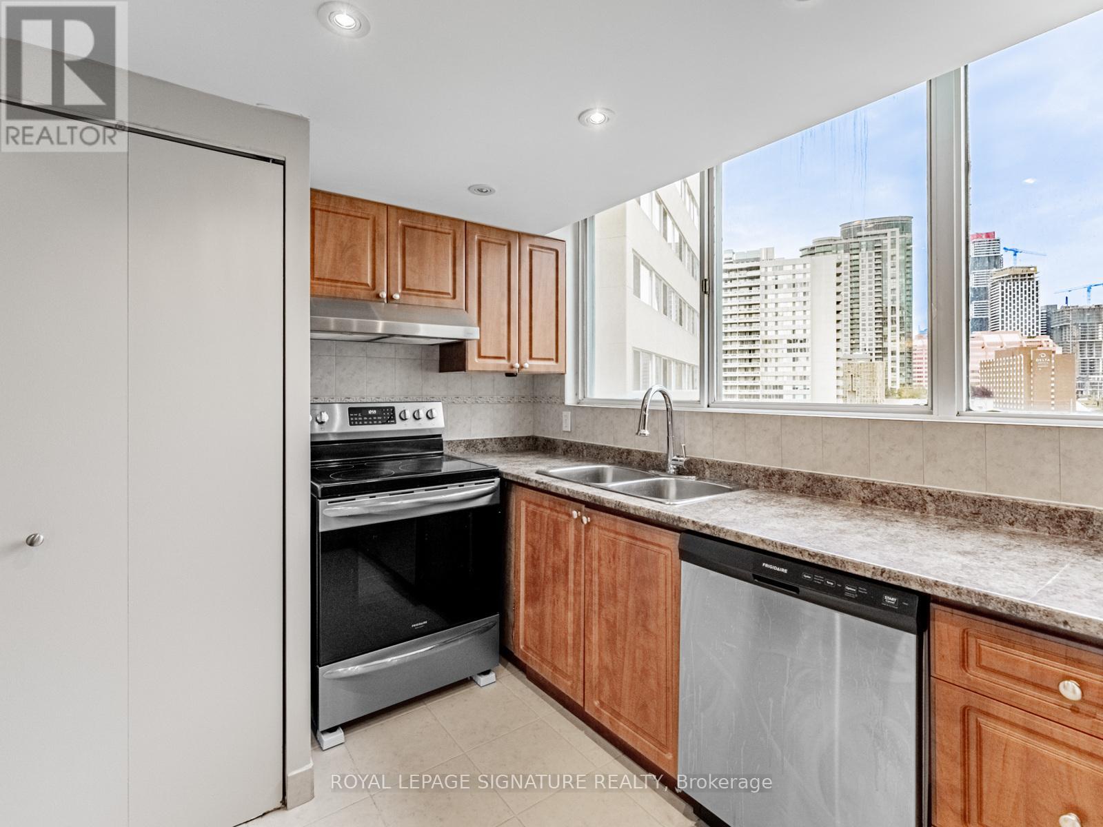 Photo 6 of 1009 3695 Kaneff Crescent, Mississauga ON